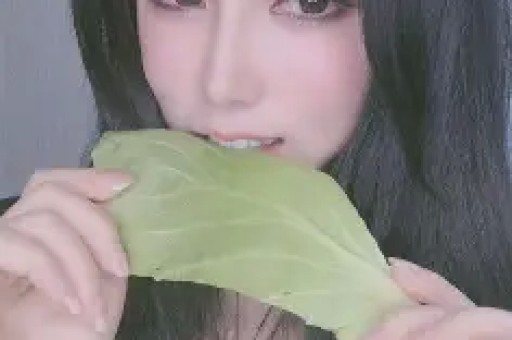 杨紫7月7日外网活动引发争议！网友批评其敏感度不足迪丽热巴受牵连
